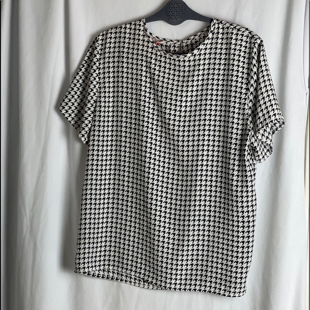 Houndstooth short sleeve top size M